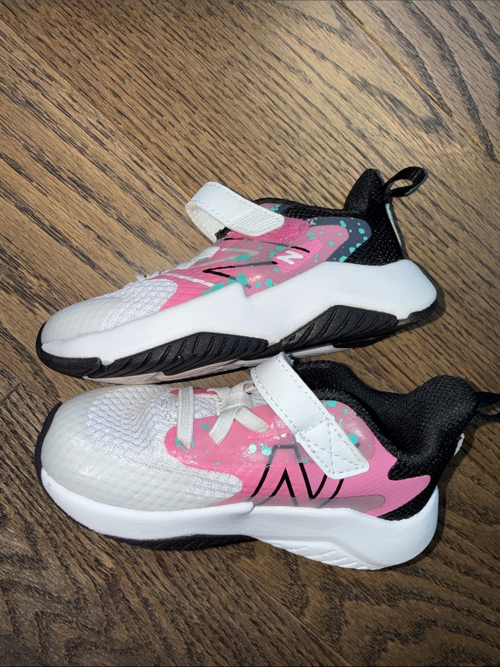 New Balance Kids Sneakers in Pink, White & Black with Mint Accents velcro 8C - Picture 2 of 8
